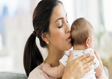 لهذا السبب يتوقف الأطفال عن البكاء عند حملهم!