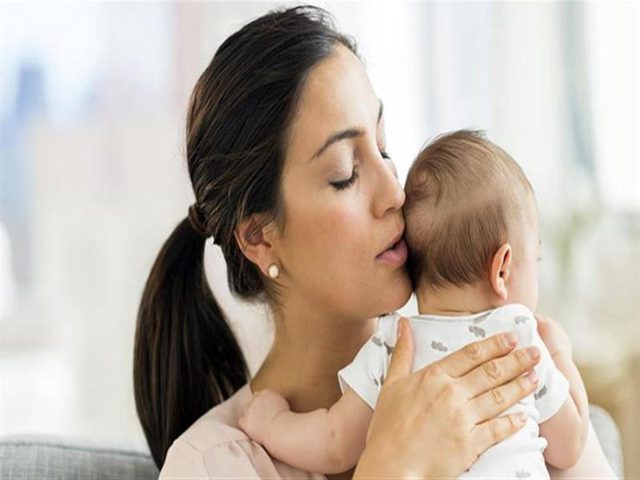 لهذا السبب يتوقف الأطفال عن البكاء عند حملهم!