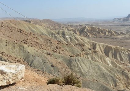 إنقاذ 50 سائحاً علقت حافلتهم في النقب