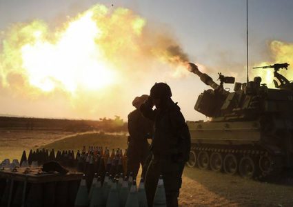 آليات الاحتلال تقصف موقعاً شرق خانيونس