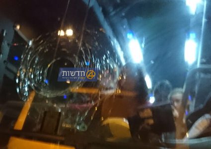 اصابة مستوطنة وابنتها نتيجة رشق حافلة بالحجارة جنوب غرب الناصرة المحتلة