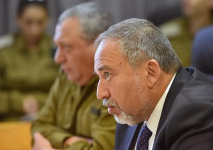 "الشاباك" يزعم اعتقال خلية خططت لاغتيال ليبرمان