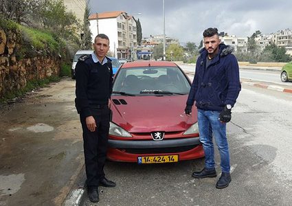 مواطن يسلم مركبته غير القانونية للشرطة في بيرزيت