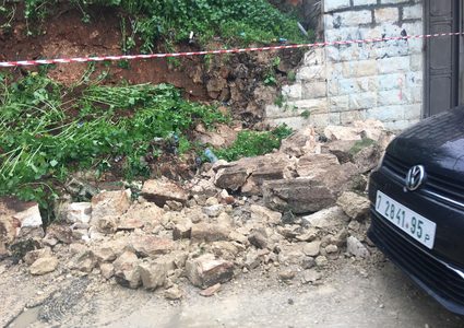 نابلس: انهيار جدار استنادي بفعل الأمطار "صور"