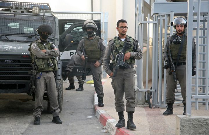 الاحتلال يعتقل شابة  بزعم حيازتها سكينا