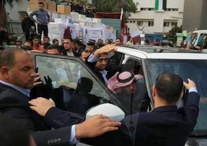 عمال النظافة يرشقون العمادي في مشفى الشفاء (فيديو)