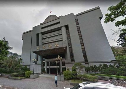 ابن "عاق" يضطر لدفع مليون دولار لوالدته