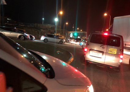 أزمة مرورية خانقة على حاجز الكونتينر وأنباء عن اعتقال الإحتلال لأحد الشبان