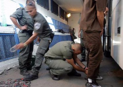 قوات القمع تقتحم قسم 11 في معتقل "عوفر" وتنقل 120 أسيراً