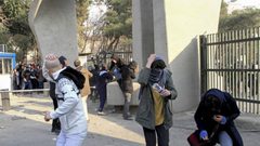 مقتل 3 من عناصر الشرطة الإيرانية في اشتباكات مع متظاهرين في طهران