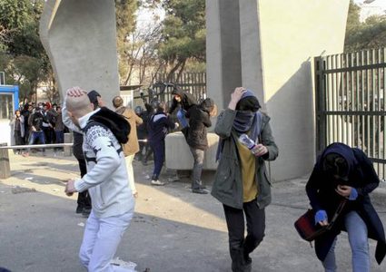 مقتل 3 من عناصر الشرطة الإيرانية في اشتباكات مع متظاهرين في طهران