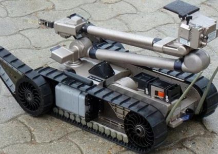 الاحتلال يستعين بـ"روبوت" لإزالة الاعلام الفلسطينية عن السياح مع غزة