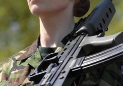 "باربي المحاربة" تتحدث عن ترهيب الإناث في الجيش