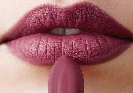خطوات يجب الانتباه لها قبل تطبيق أحمر الشفاه “المات”