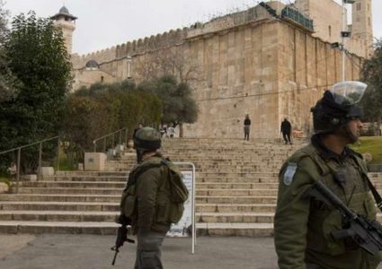 الاحتلال يحتجز طفلا وشابا قرب الحرم الابراهيمي