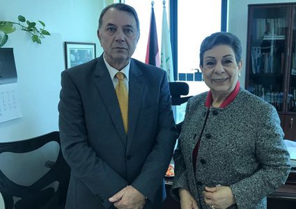 عشراوي تطلع ممثل بلغاريا على آخر المستجدات السياسية