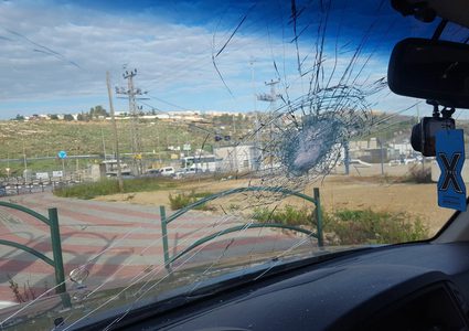 مستوطنون يهاجمون الناشط الحقوقي زكريا السدة(صور)