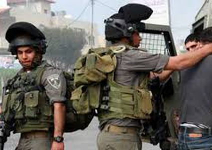 قوات الاحتلال تعتقل شاباً وتحتجز آخر في باب الساهرة