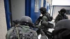 قوات القمع تقتحم قسم (11) في معتقل "عوفر"