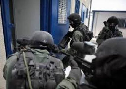 قوات القمع تقتحم قسم (11) في معتقل "عوفر"