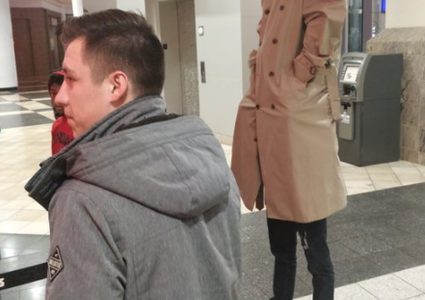 رجل بطول فارع يثير ضجة كبيرة!