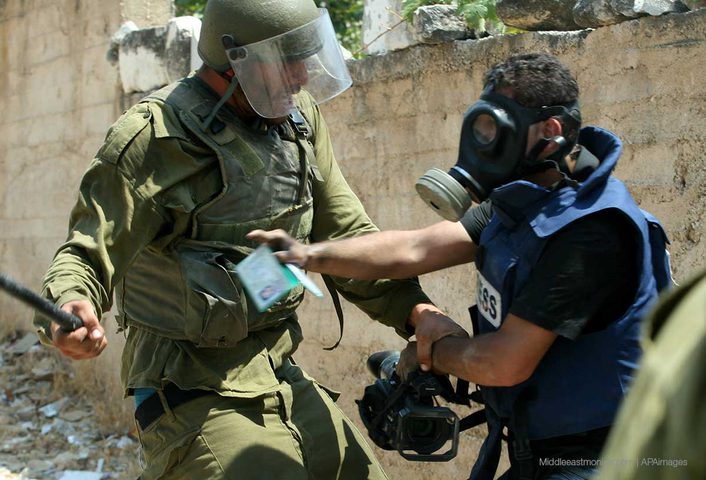اعتقال فتيين وصحفي وإصابة العشرات خلال قمع مسيرة أمام "عوفر"