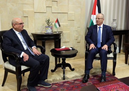 رئيس الوزراء يبحث مع السفير العمادي تكريس الدعم المقدم لقطاع غزة