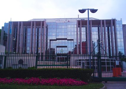 اللواء عطا الله يتسلم علم الإنتربول ويعلن الربط الإلكتروني مع الجنائية الدولية