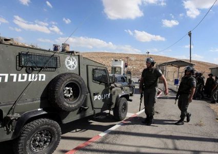 قوات الاحتلال تغلق مدخل دورا الشرقي