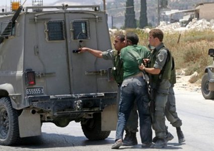 الاحتلال يعتقل مواطنا ويعتدي على آخر في بيت لحم