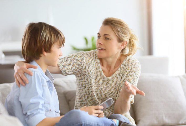 كيف تجيبين عن أسئلة ابنك المراهق؟