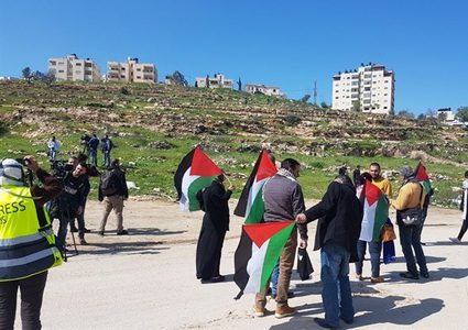 اعتقال فتيين وصحفي وإصابة العشرات بالاختناق خلال قمع مسيرة أمام "عوفر"