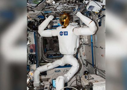 ناسا تعيد رائدها "ذا الخوذة الذهبية" إلى الأرض