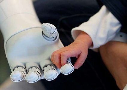 طبيب يقدم طرقا متنوعة للحياة الأبدية