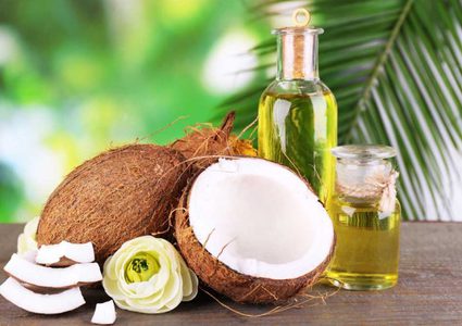 هل زيت جوز الهند مفيدٌ لشعركِ؟