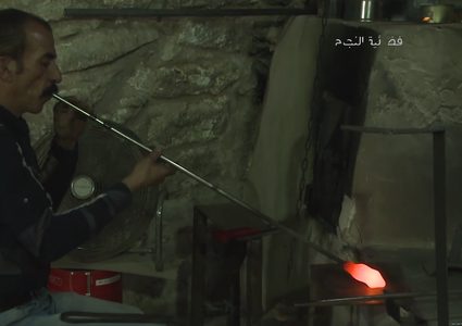بالفيديو.. تعرف على كيفية صناعة الزجاج والخزف