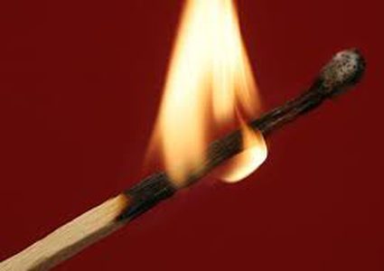 فنانون سوريون يدعمون مرضى السرطان بـ “تحدي عود الكبريت”