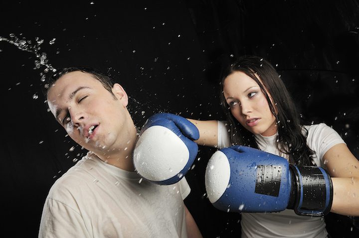 امرأة تقتل رجلا في بار بخمس لكمات