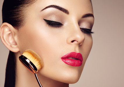 خطوات لتخفيف ظهور خطوط أثناء وضع كريم الأساس