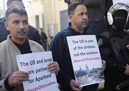 نشطاء يطردون وفدا أمريكيا في البيرة