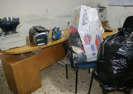 القبض على (3) أشخاص يشتبه بهم بسرقة عدة محلات تجارية