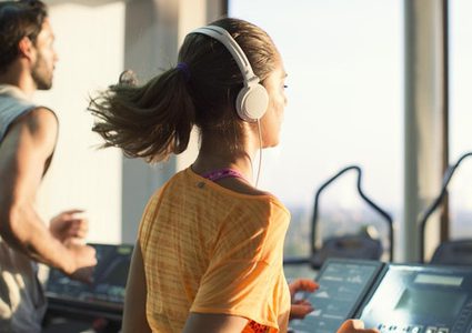 أثناء ممارسة الرياضة.. الموسيقى تخفف الألم