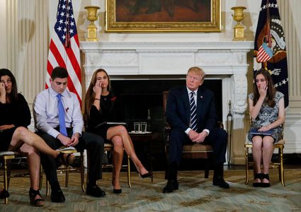 ترامب ينظر بإمكانية تسليح المعلمين لوقف الهجمات على المدارس