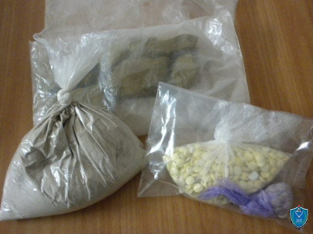 الشرطة تضبط أكثر من نصف كغم مواد يشتبه أنها مخدرة