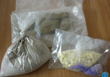 الشرطة تضبط أكثر من نصف كغم مواد يشتبه أنها مخدرة