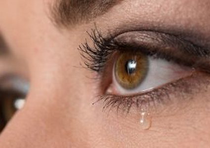 علماء يستخدمون الدموع للكشف عن مرض الشلل الرعاش