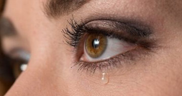 علماء يستخدمون الدموع للكشف عن مرض الشلل الرعاش