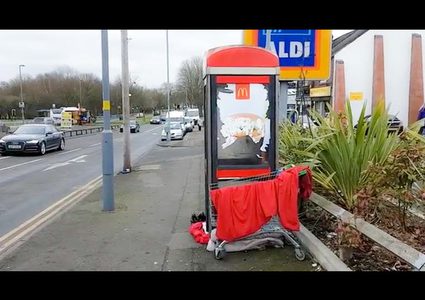 رجل يحول كبينة اتصالات إلى غرفة نوم