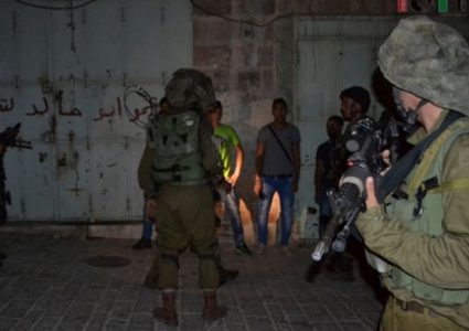 الاحتلال يعتقل موطنا من مدينة الخليل