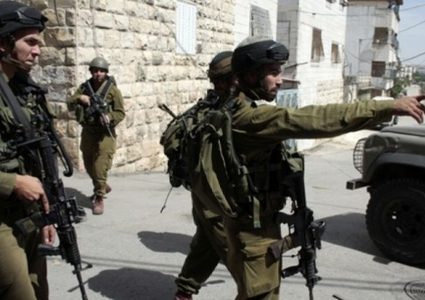 الاحتلال يعتقل زوجة ووالد اسير